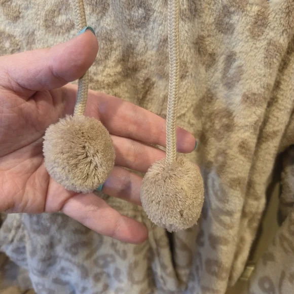 Bluey Women’s Graphic Pullover Hoodie Sweatshirt Tan Leopard Print Fuzzy XS - Picture 3 of 12